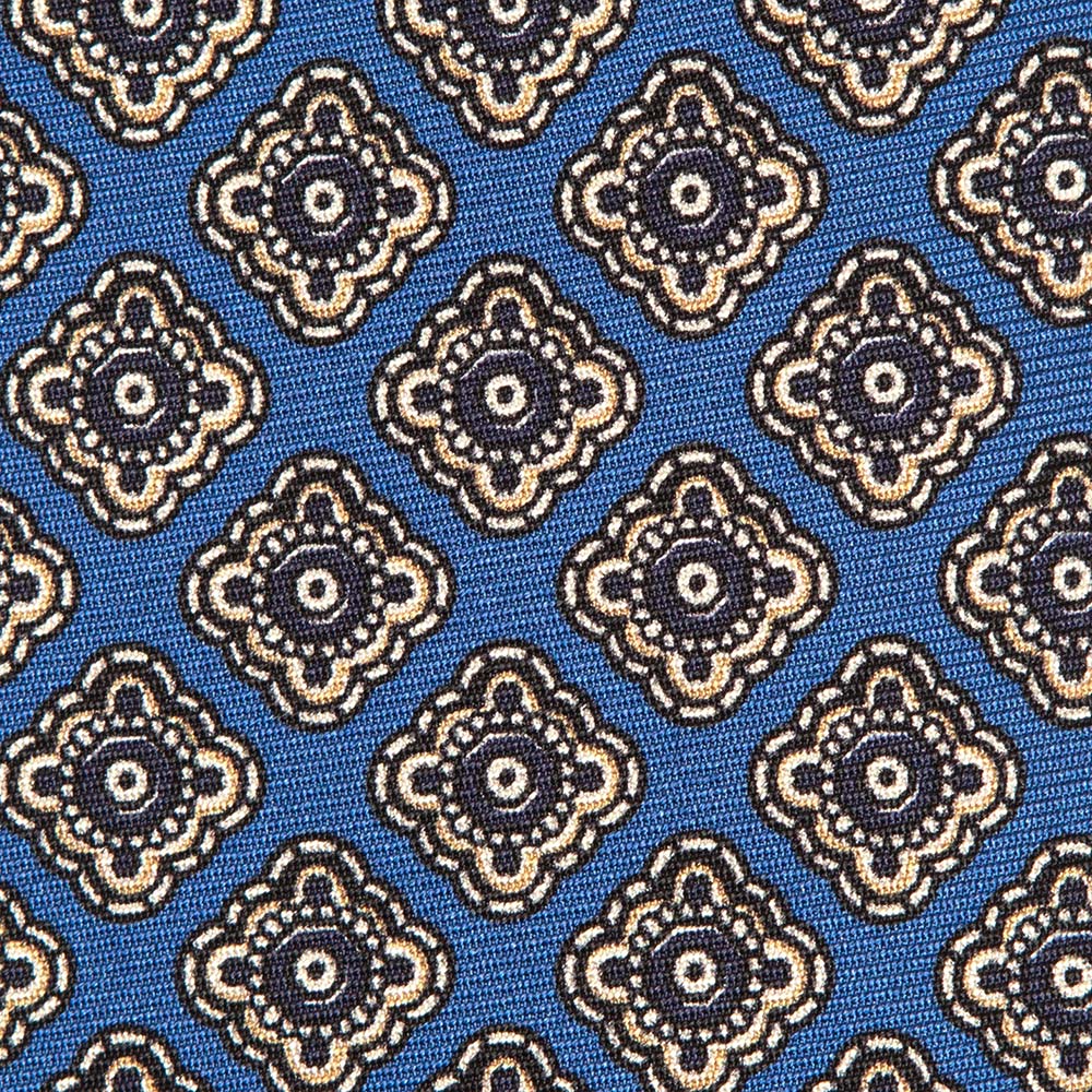 홀리데이 앤 브라운 아이 메달리온 패턴 블루 베이지 프린티드 실크 넥타이 7.5cm