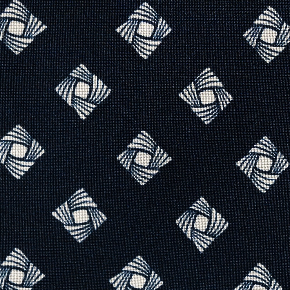 에리코 포르미콜라 화이트 스퀘어 트위스트 패턴 클래식 네이비 프린티드 실크 넥타이