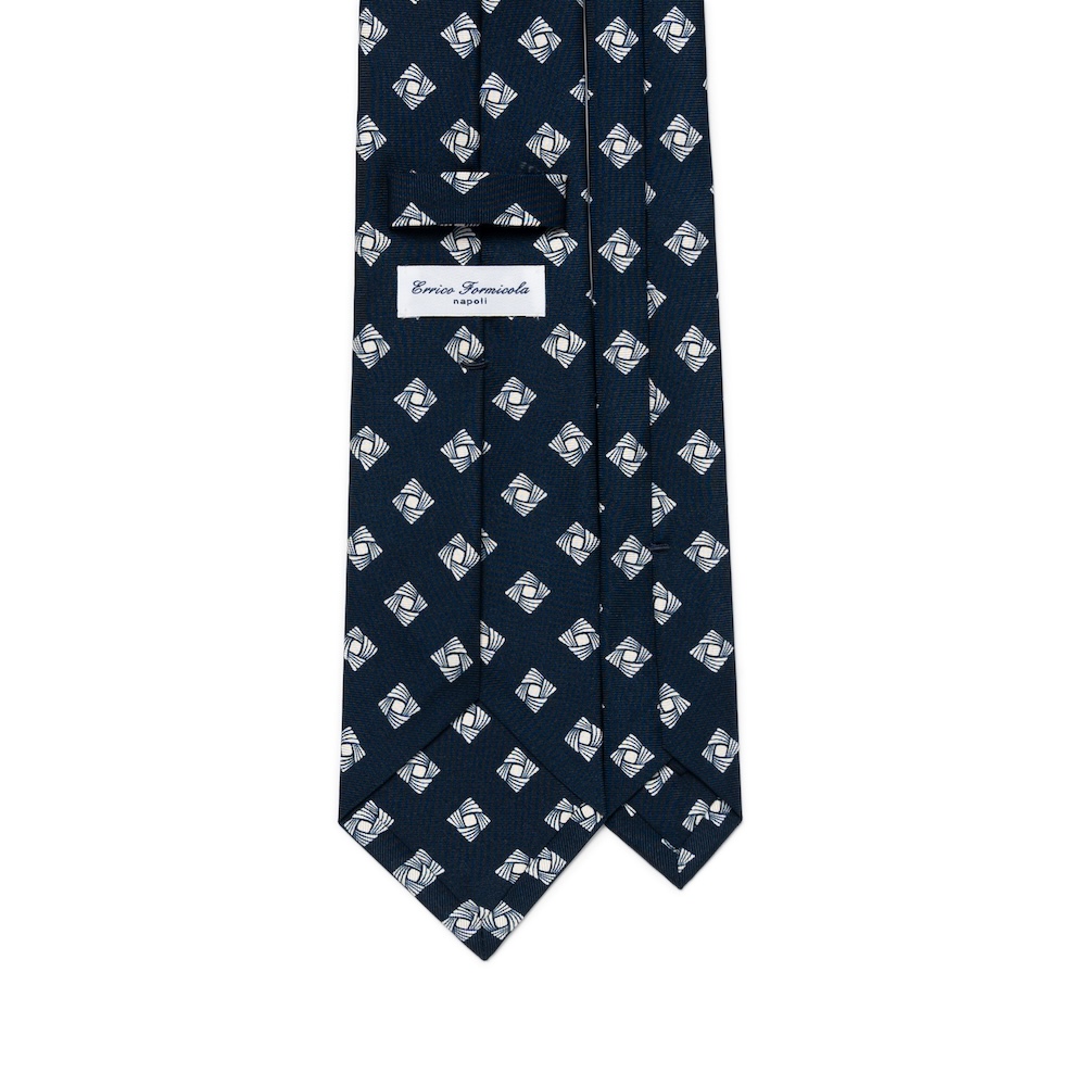 에리코 포르미콜라 화이트 스퀘어 트위스트 패턴 클래식 네이비 프린티드 실크 넥타이