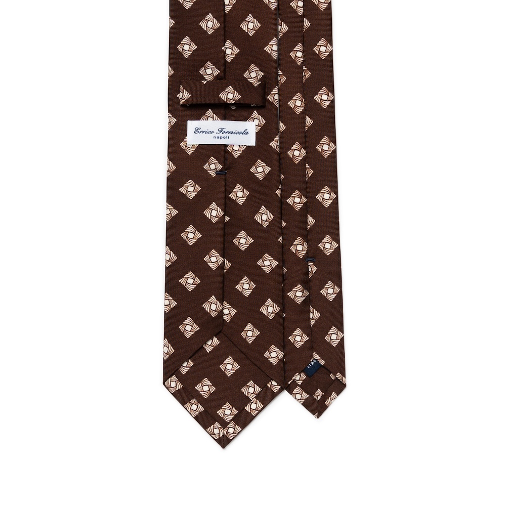 에리코 포르미콜라 화이트 스퀘어 트위스트 패턴 초콜릿 브라운 프린티드 실크 넥타이